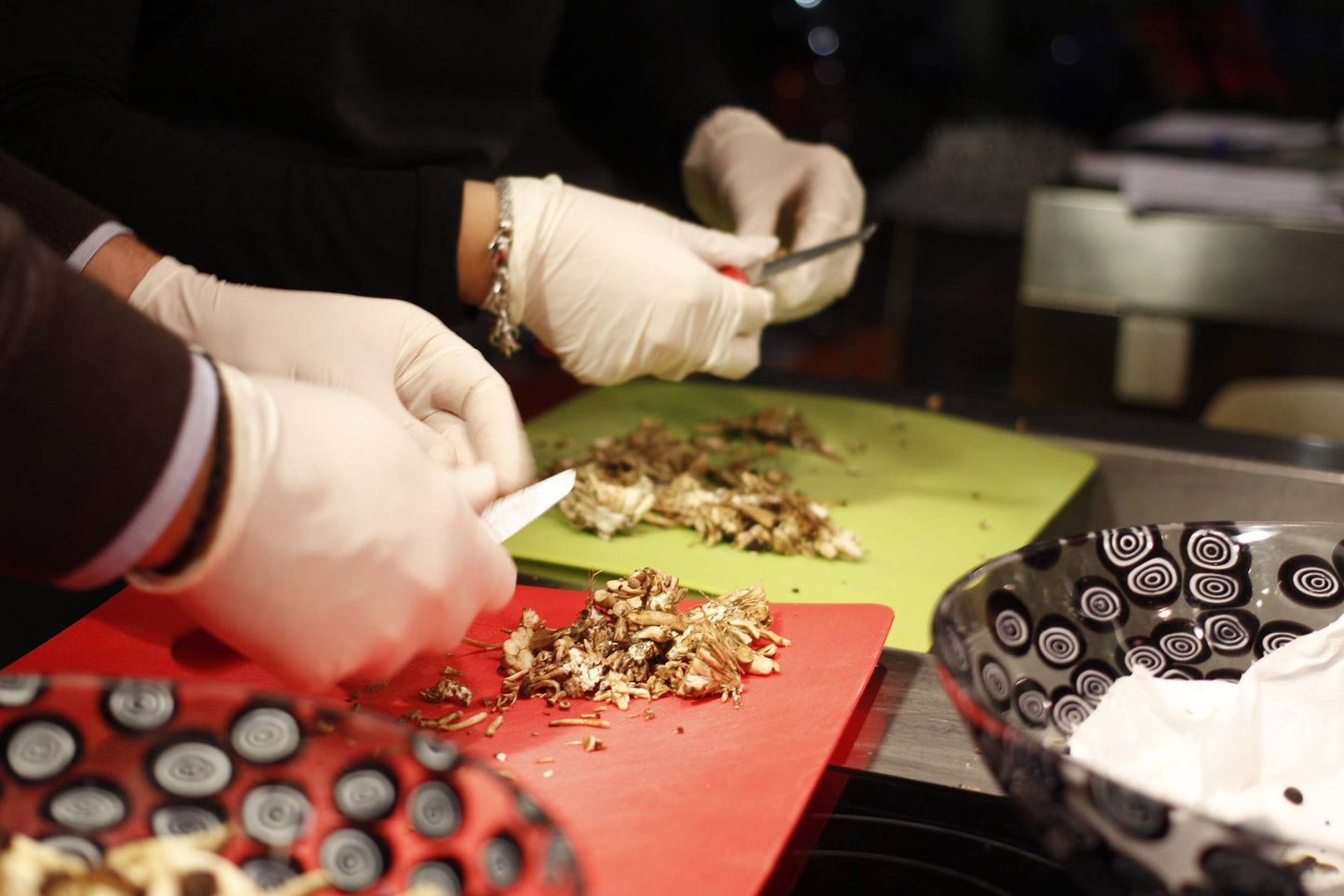 Scopri i sapori del mondo in un laboratorio di cucina etnica a Milano