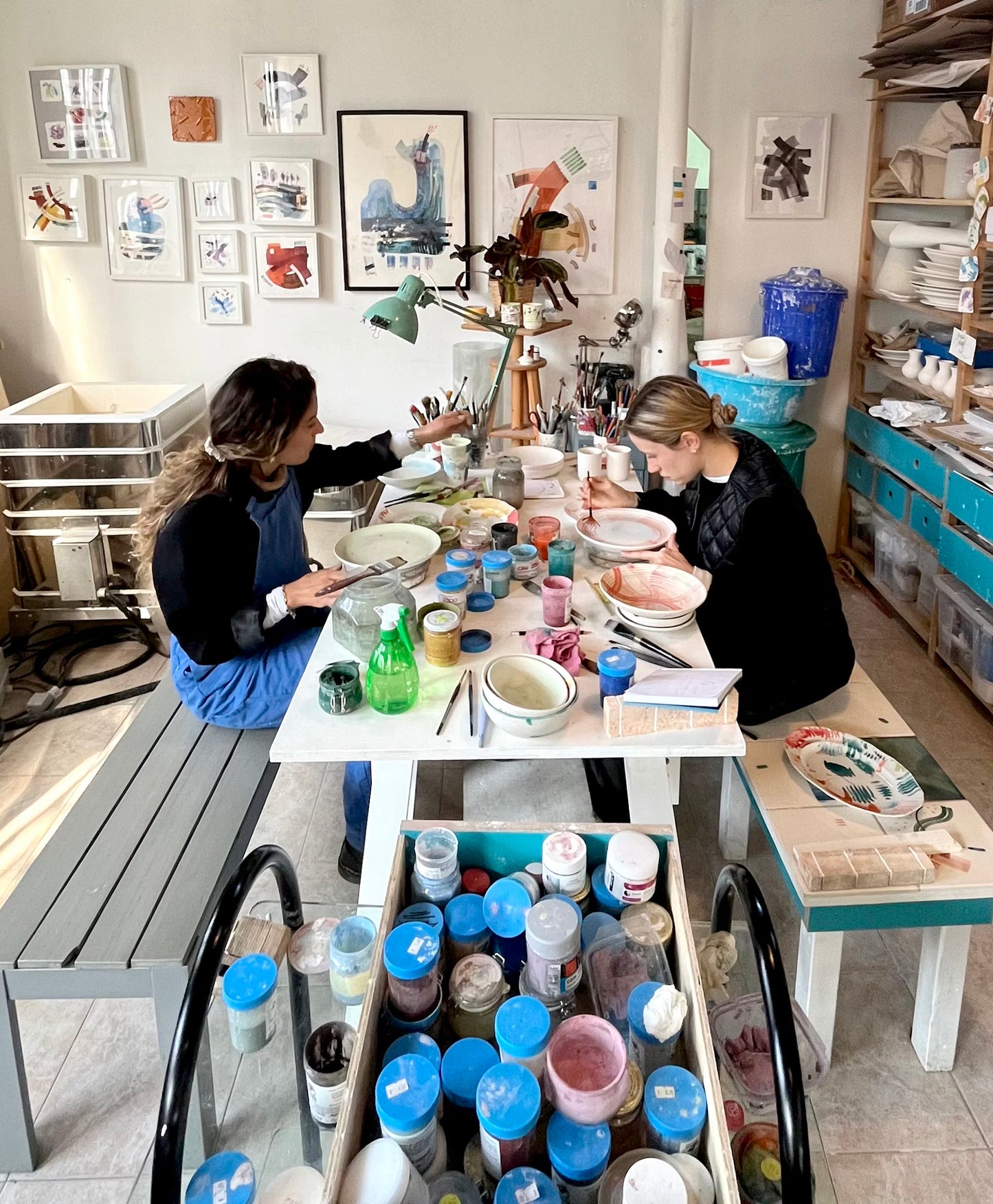 Decora un intero set da tavola in ceramica