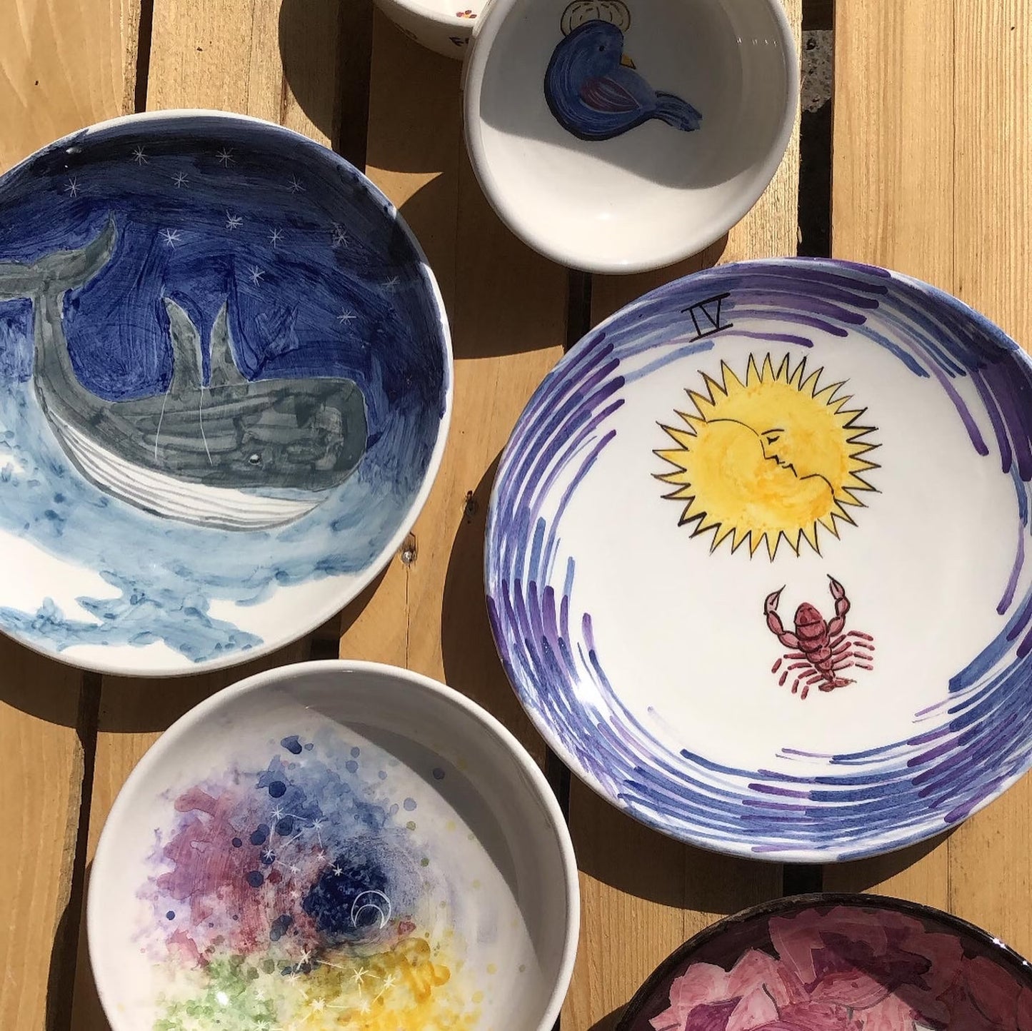 Decora un intero set da tavola in ceramica
