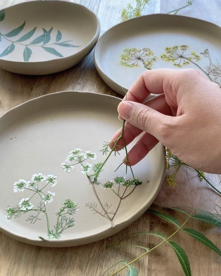 Modella un vaso in ceramica e decoralo con i fiori