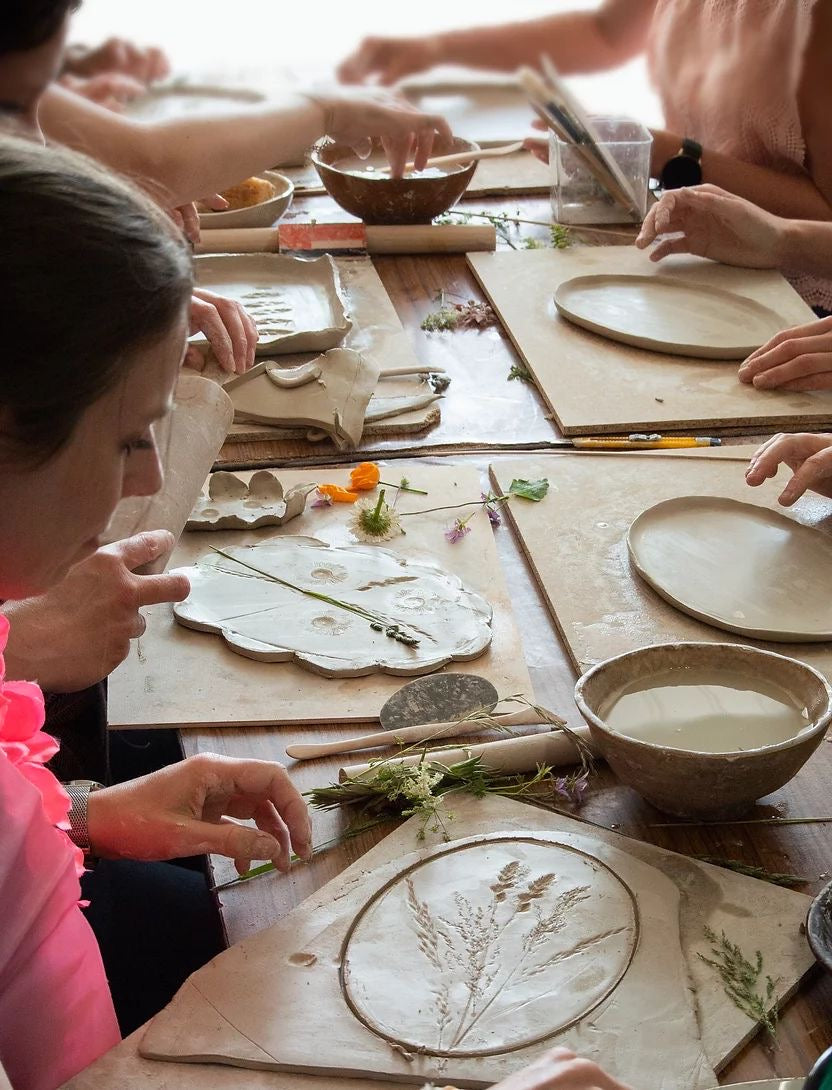 Modella un vaso in ceramica e decoralo con i fiori