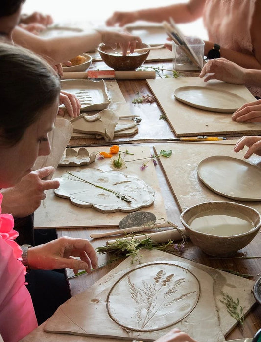 Modella un vaso in ceramica e decoralo con i fiori