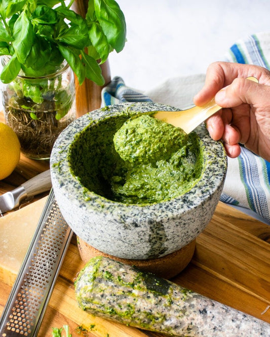 Prepara il vero pesto ligure fatto a mano