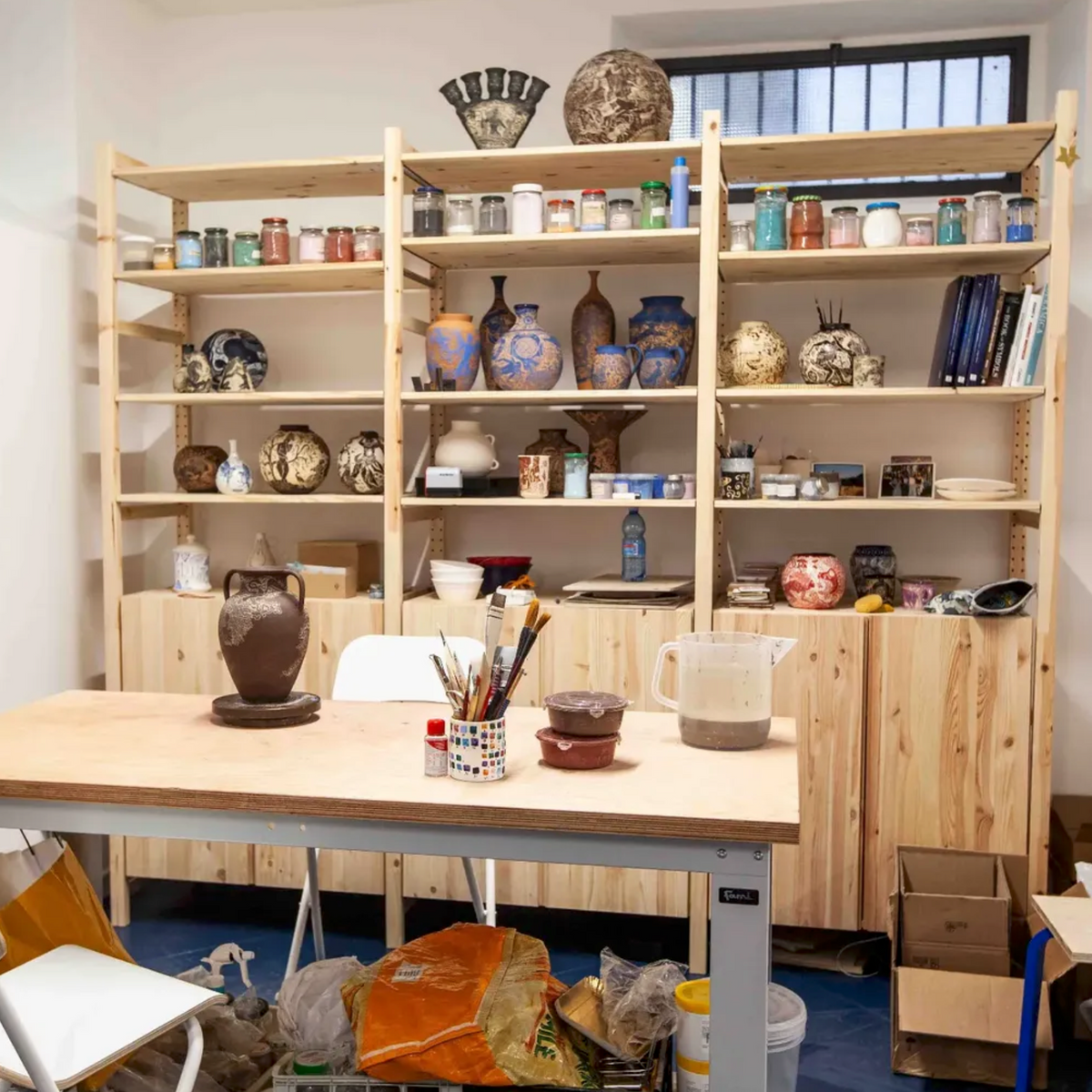 Sperimenta la ceramica con tecniche contemporanee in un moderno studio a Milano