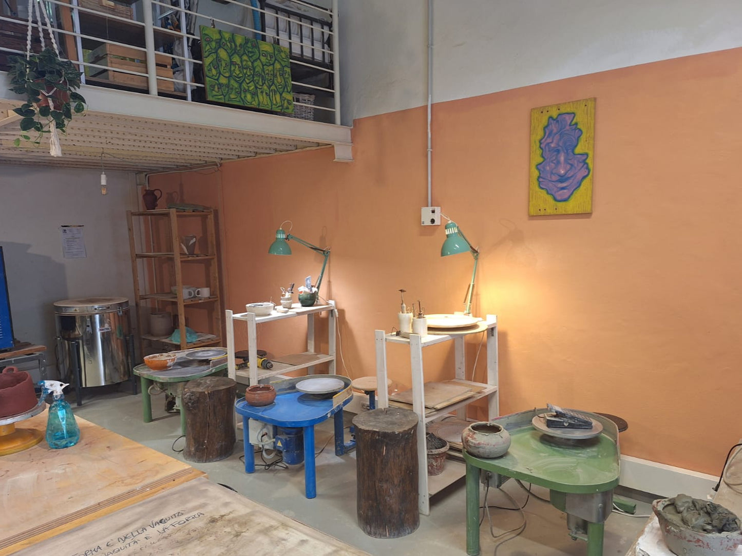 Modella un vaso in ceramica e decoralo con i fiori