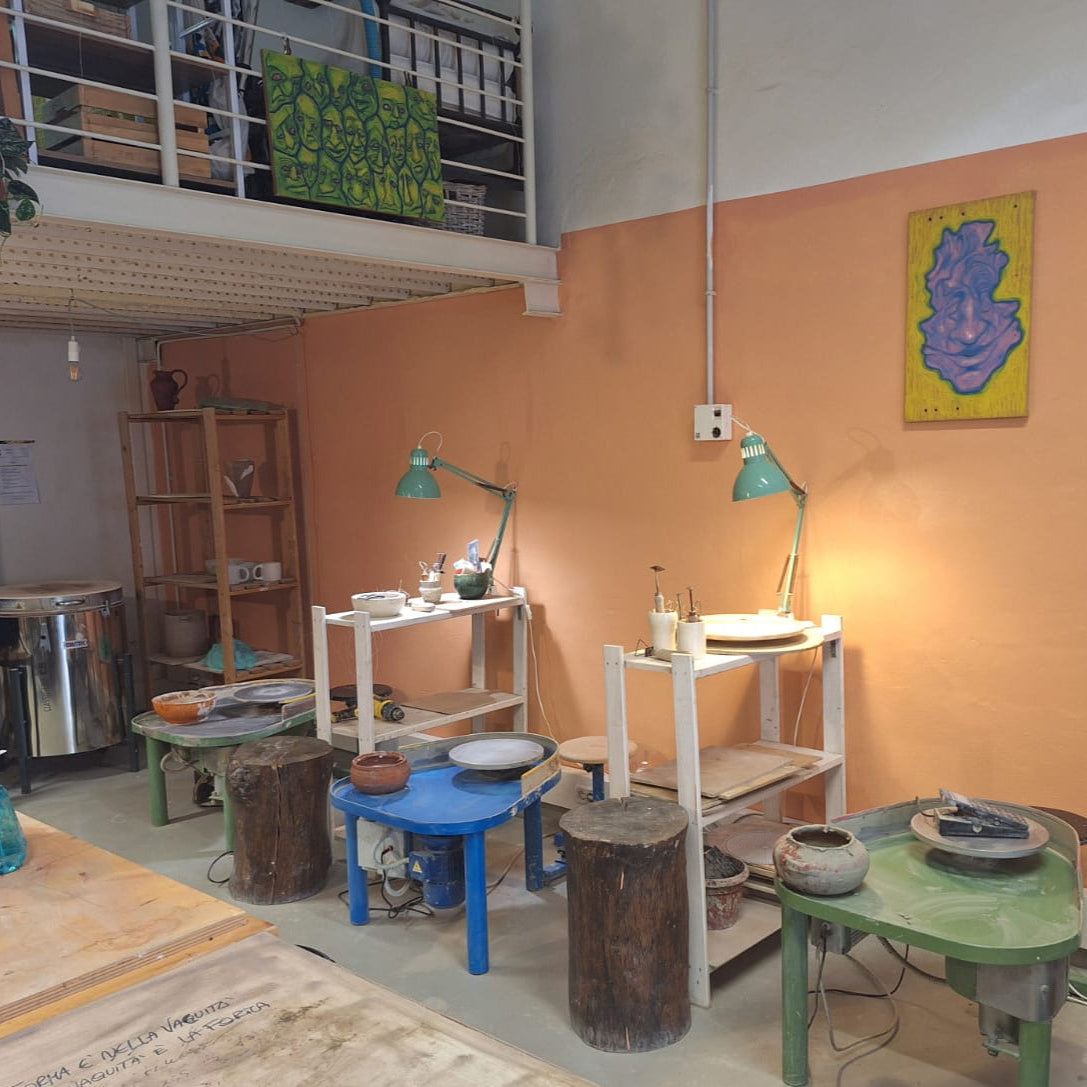 Modella un vaso in ceramica e decoralo con i fiori a Firenze