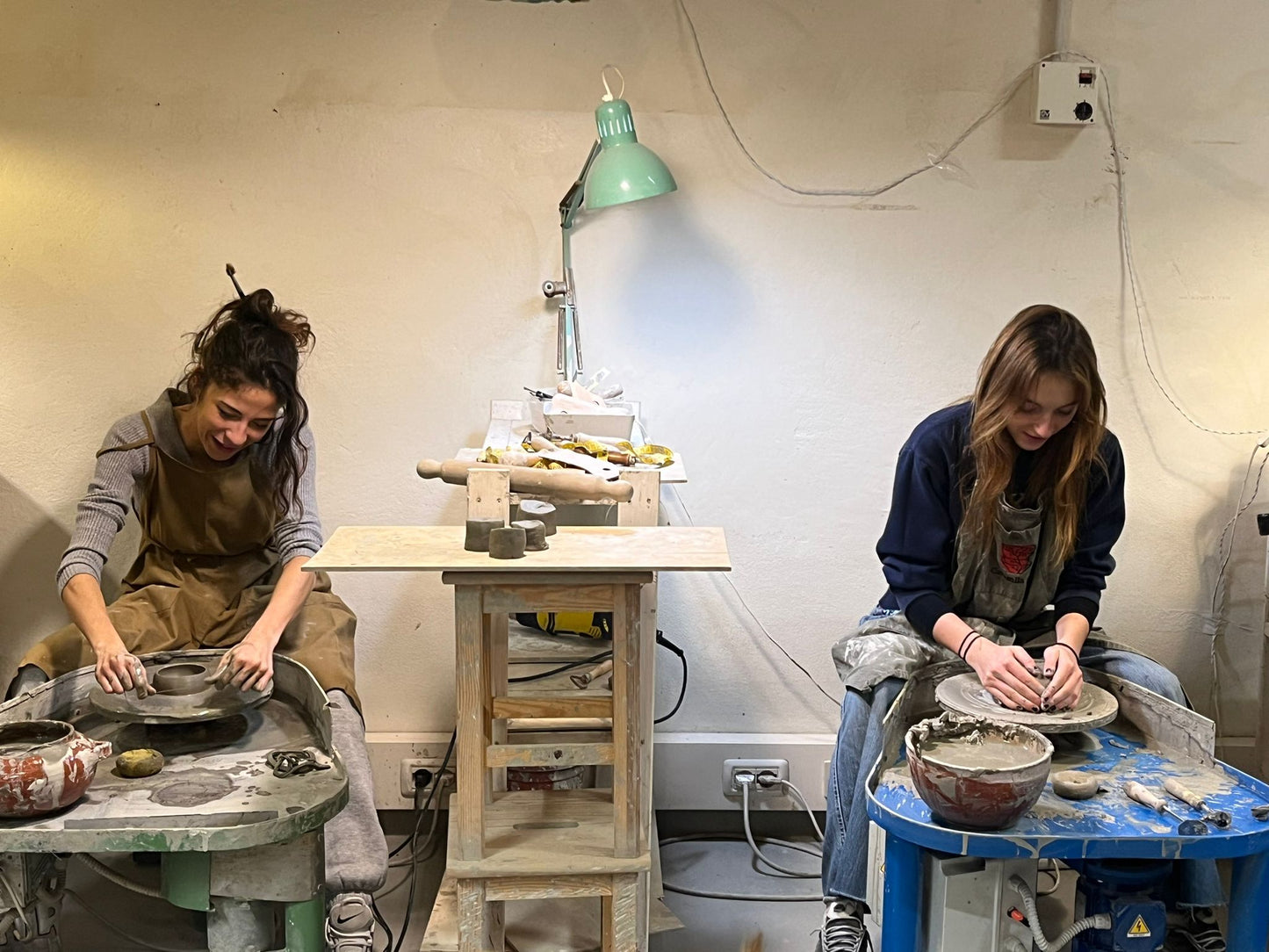 Modella un vaso in ceramica e decoralo con i fiori