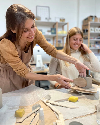 Experience ceramics with contemporary techniques in a modern studio in Milan
