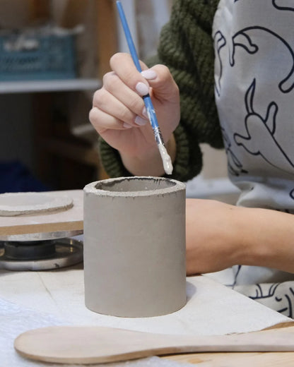 Experience ceramics with contemporary techniques in a modern studio in Milan