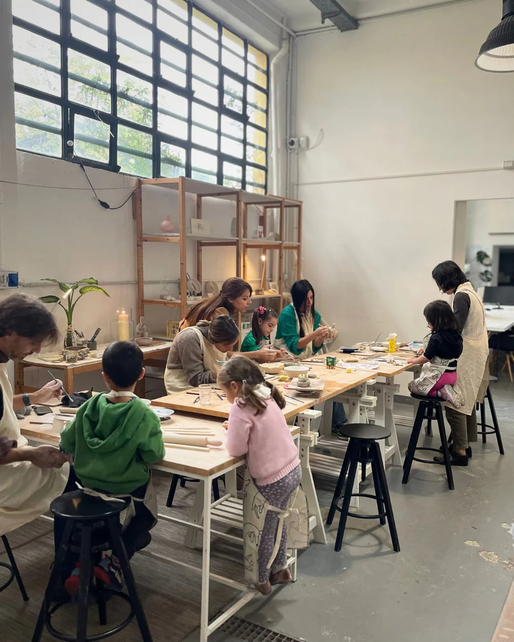 Experience ceramics with contemporary techniques in a modern studio in Milan