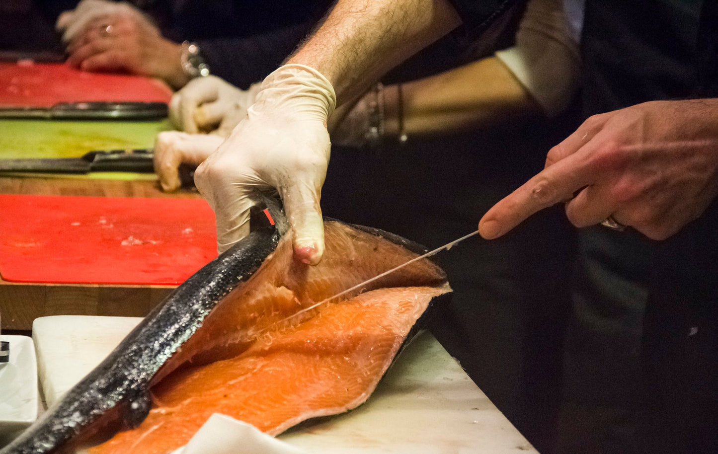 Scopri i sapori del mondo in un laboratorio di cucina etnica a Milano