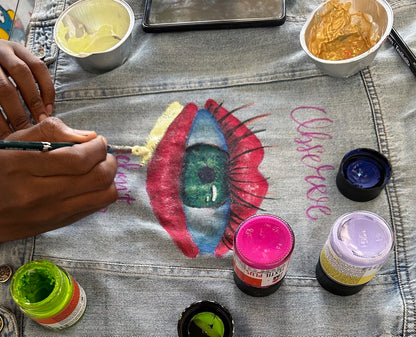 Dipingi su tessuto nello studio di un'artista