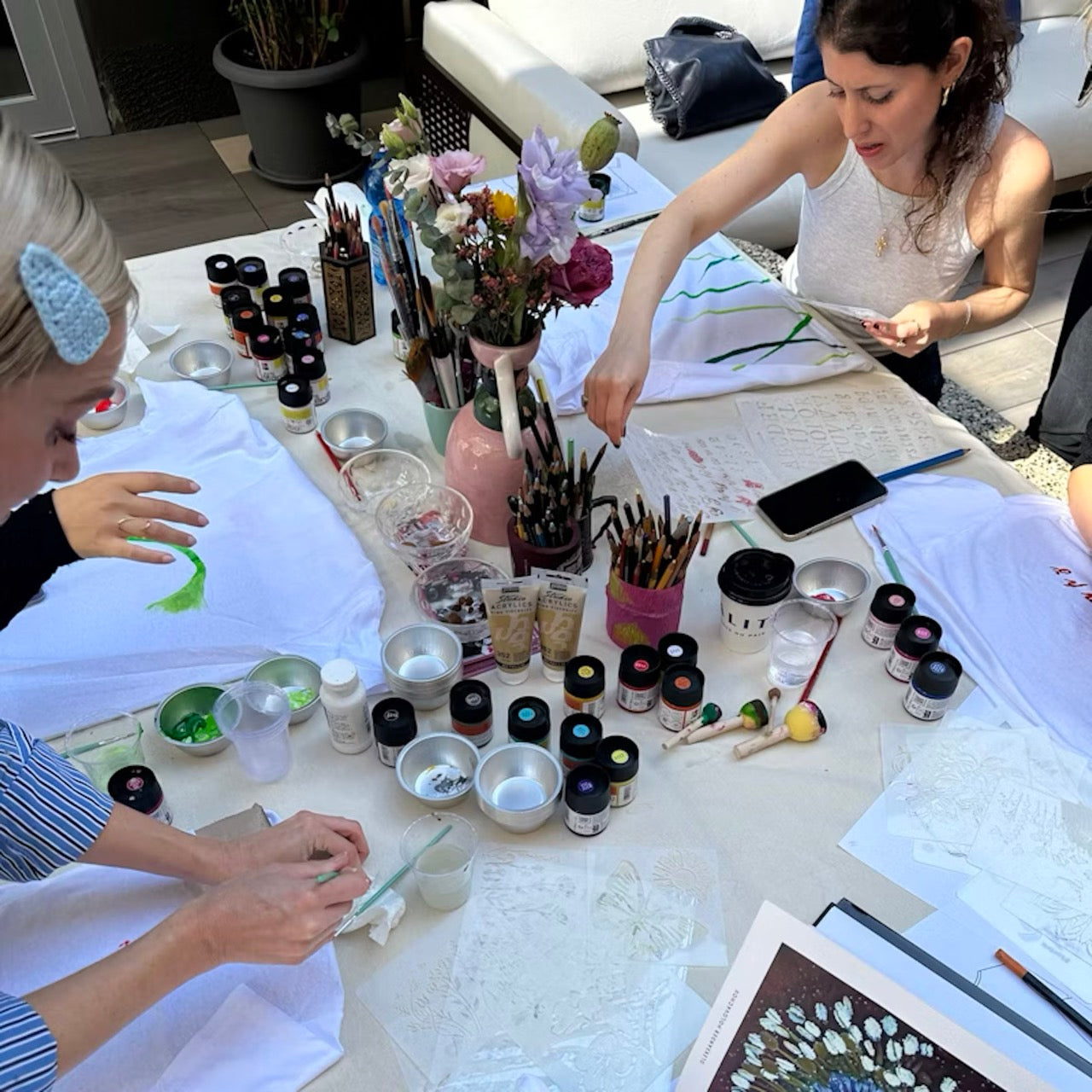 Dipingi su tessuto nello studio di un'artista