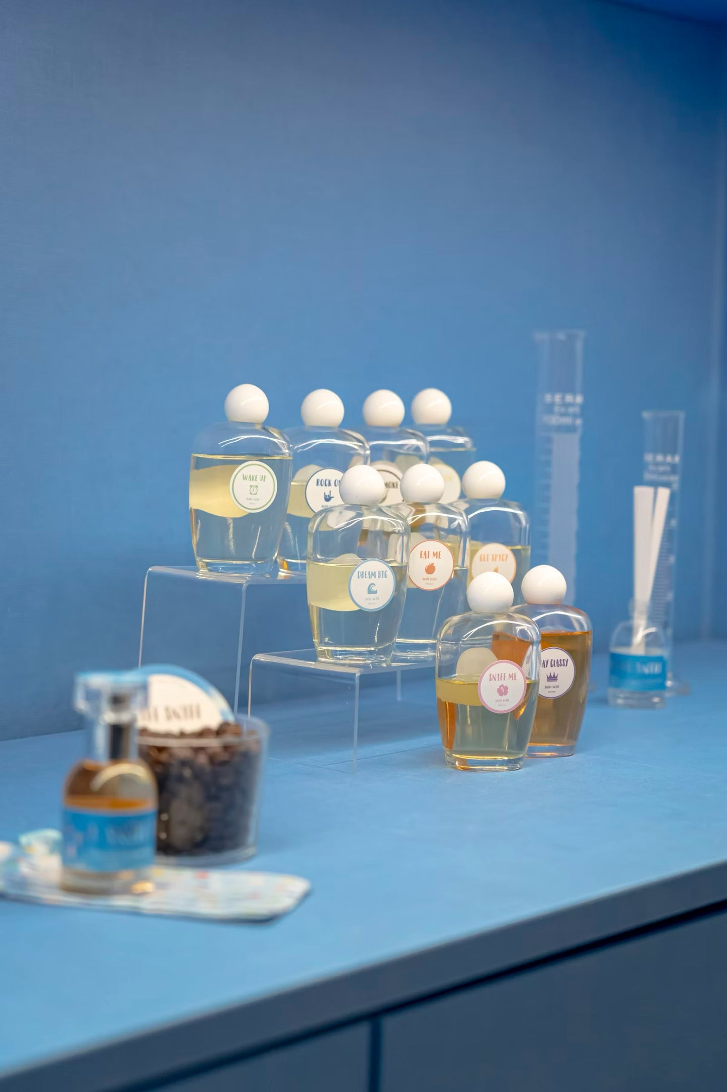 Create your own personalized perfume with a Perfume Artist!