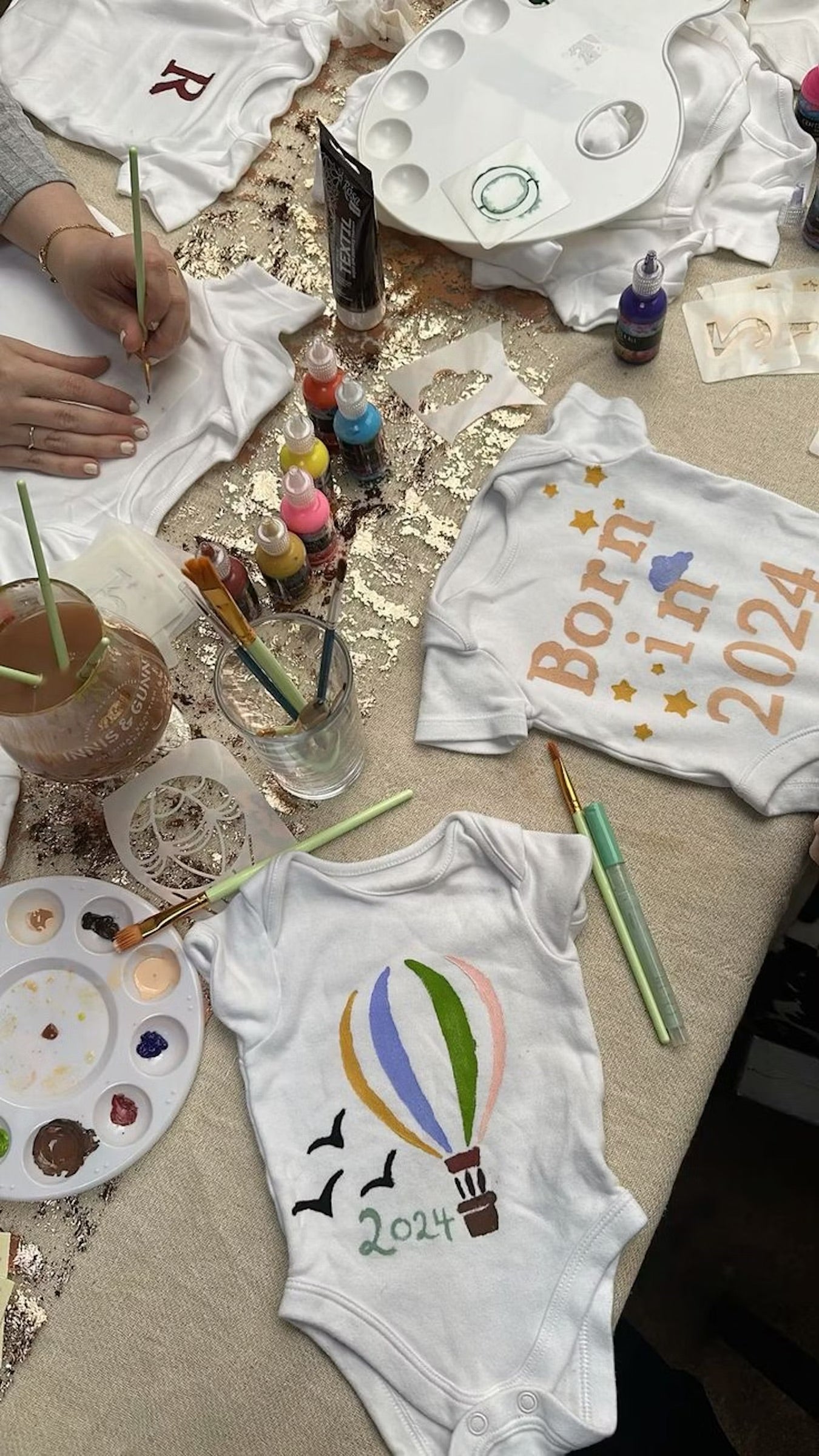 Dipingi su tessuto nello studio di un'artista