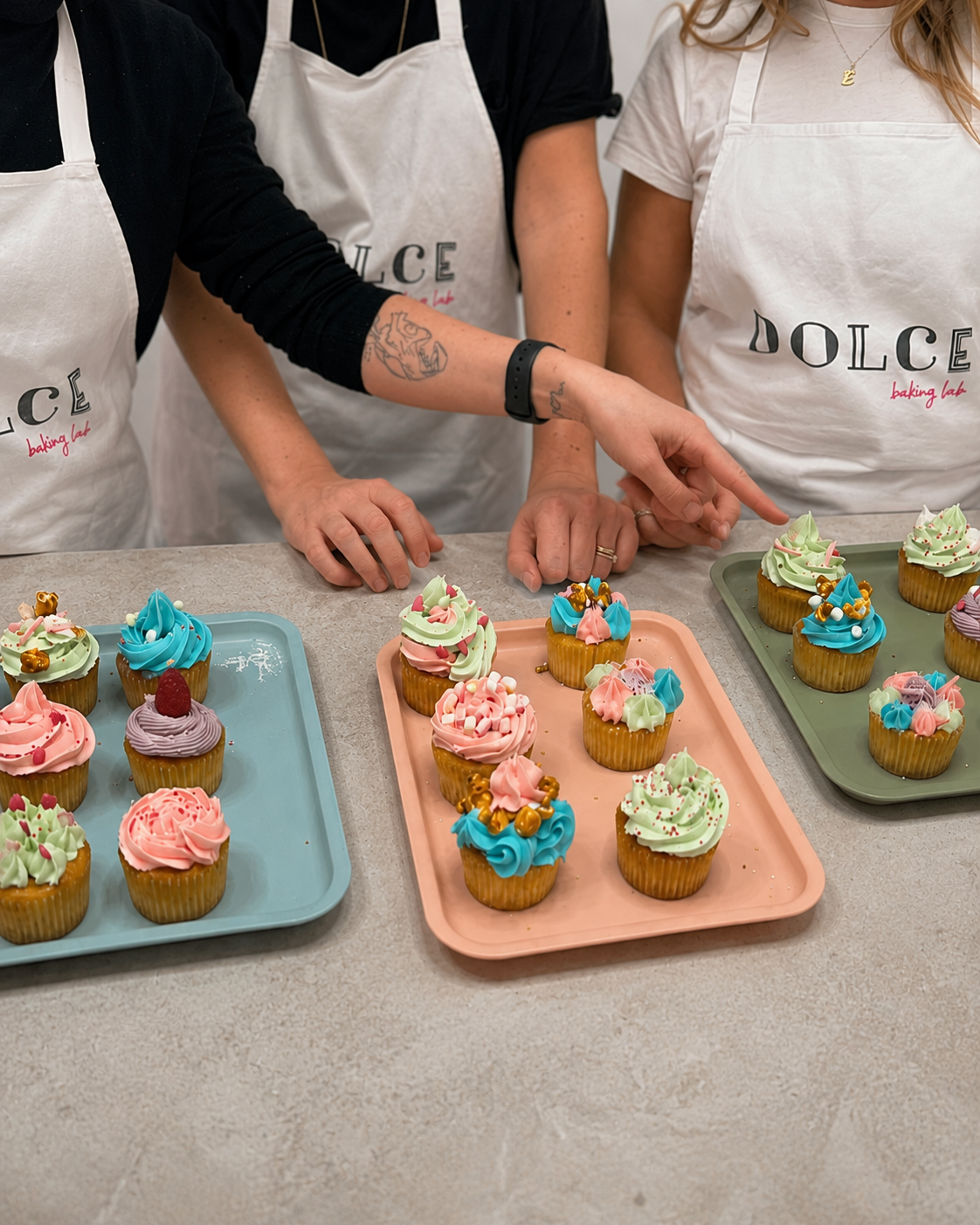 Decora cookie e cupcake con tecniche creative, in un laboratorio di pasticceria a Milano