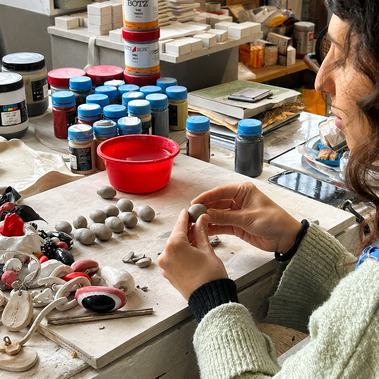 Crea una scultura in ceramica ispirata alla natura in un laboratorio a Milano