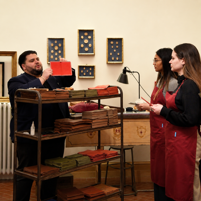 Crea il tuo copri-passaporto in pelle nella storica galleria Michelangelo a Firenze
