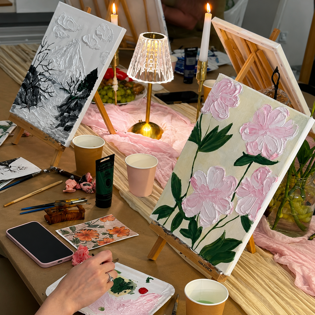 Paint watercolor flowers in an art studio in Rome