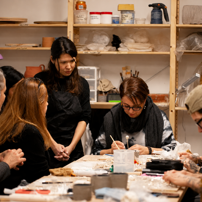 Sperimenta la ceramica con tecniche contemporanee in un moderno studio a Milano