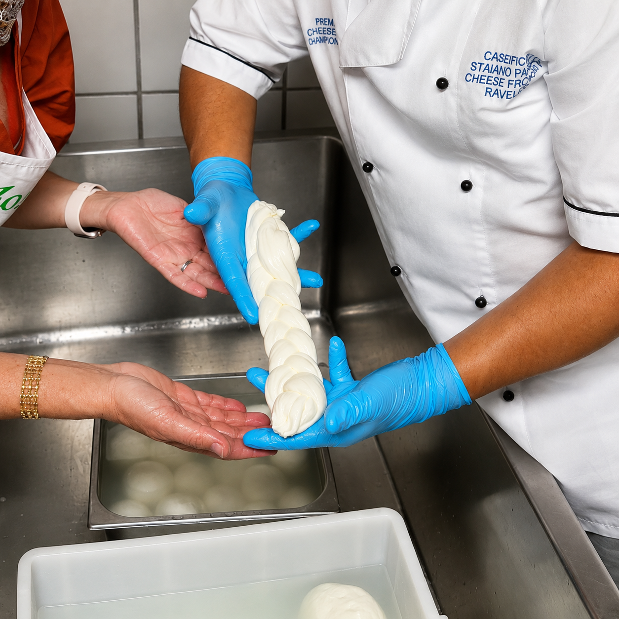 Impara a fare la mozzarella in un caseificio storico della Costiera Amalfitana