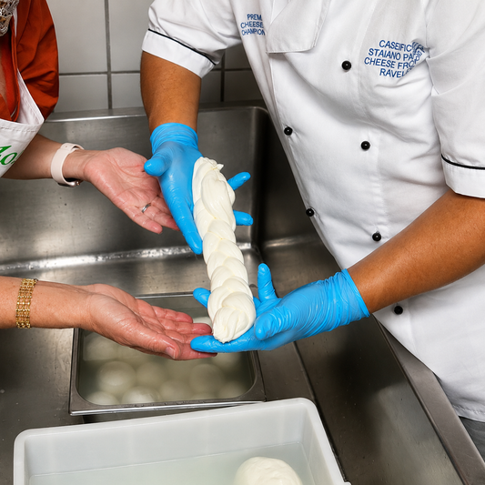 Impara a fare la mozzarella in un caseificio storico della Costiera Amalfitana