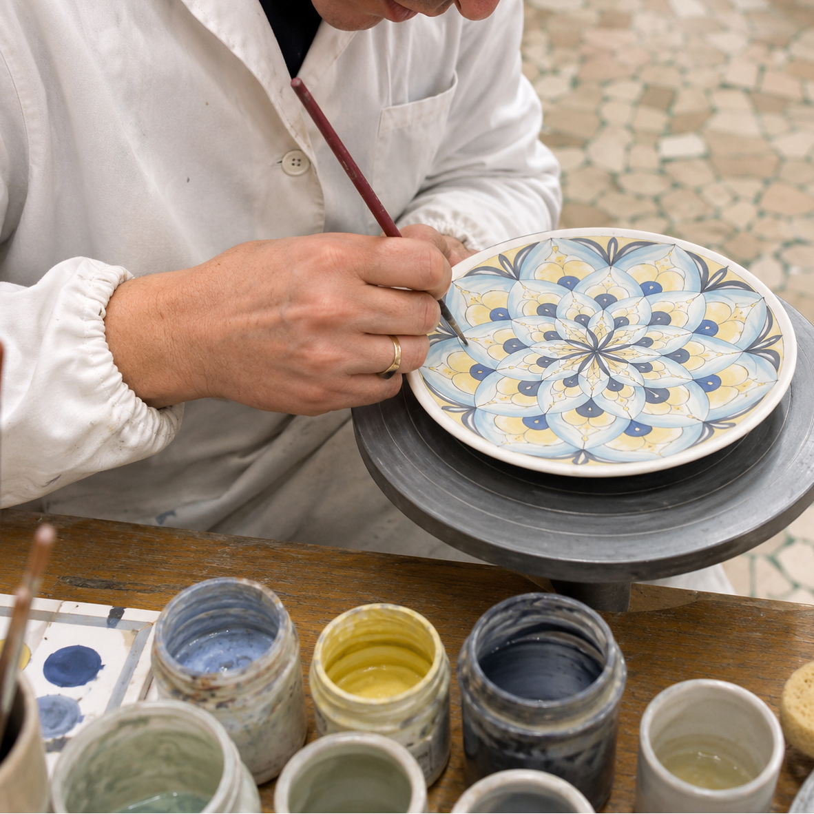 Decora una maiolica in uno storico atelier artigiano a Firenze