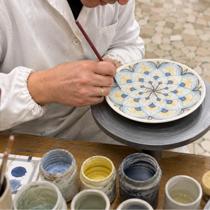 Decora una maiolica in uno storico atelier artigiano a Firenze