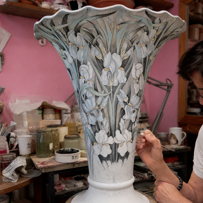 Decora una maiolica in uno storico atelier artigiano a Firenze