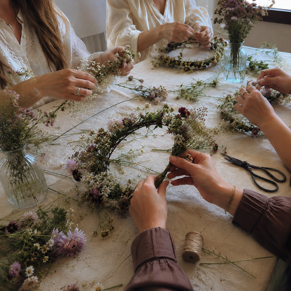 Immergiti nell’arte delle coroncine floreali tra botanica e merenda a Milano