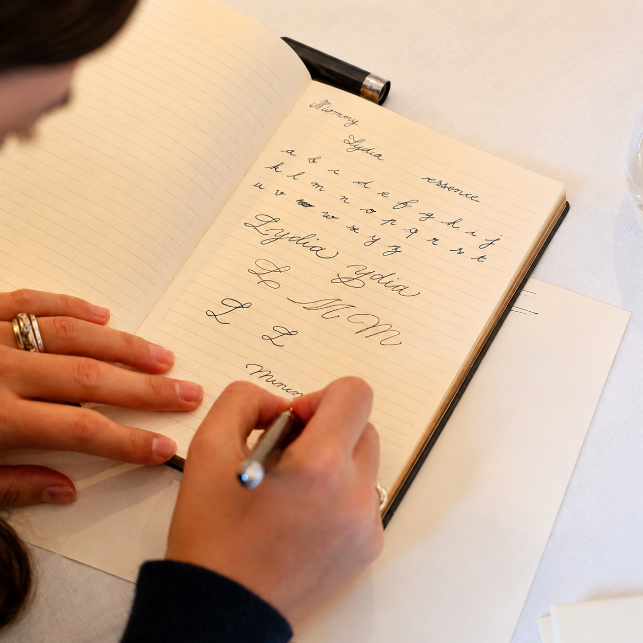 Riscopri l'arte della calligrafia nella storica boutique Pineider a Firenze