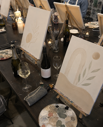 Dipingi e degusta vino in un atelier con un'artista locale