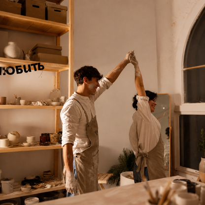 Crea un vaso in ceramica al tornio insieme a chi ami a Torino