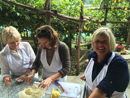Esplora i limoneti di Amalfi con una cooking class campana