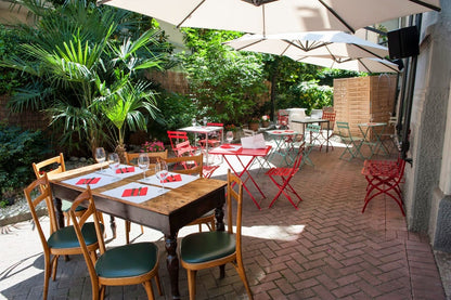 Create your artistic collage with an aperitif at a wine bar in Milan