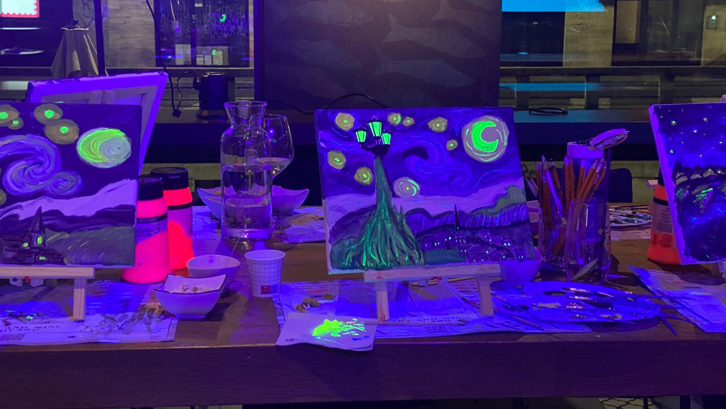 Paint with fluorescent colors during a glow cocktail night in Venice