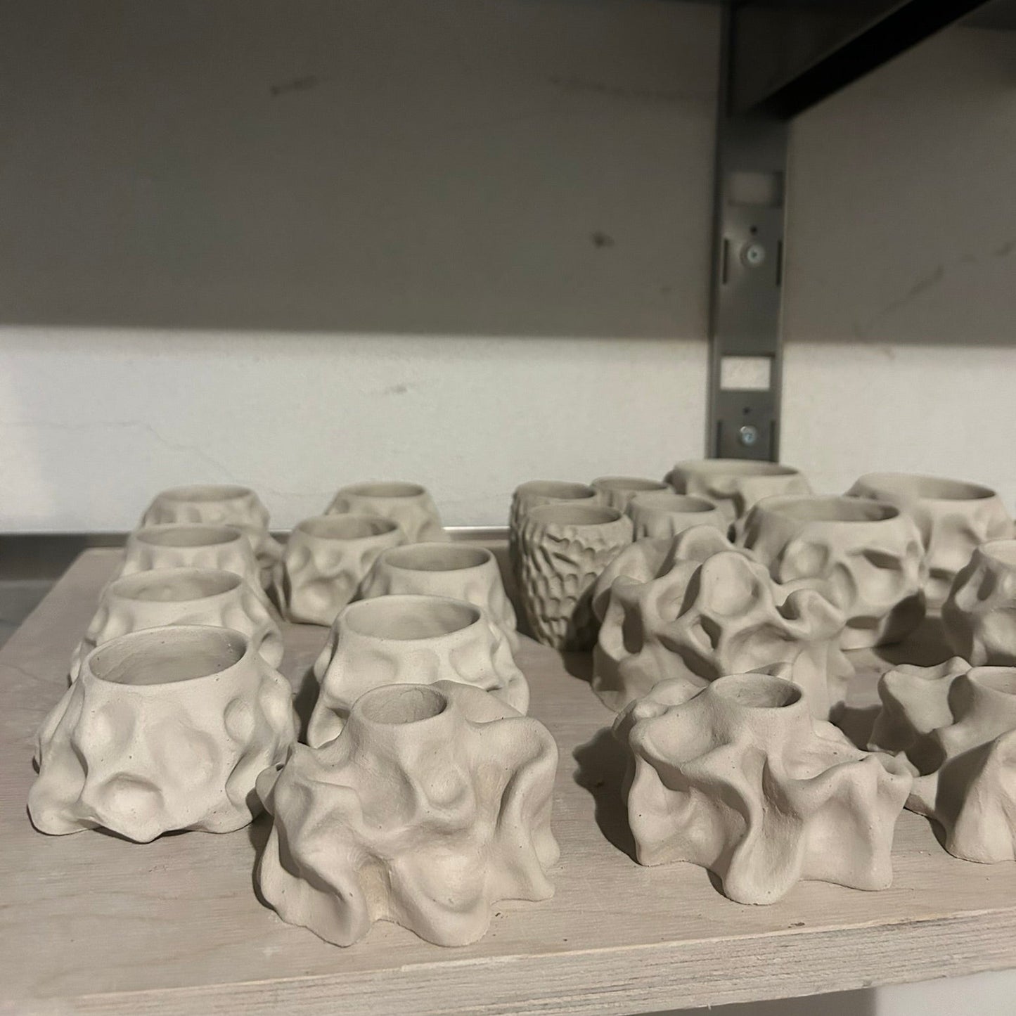 Crea una collezione di tazzine in ceramica in un laboratorio di Milano