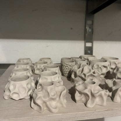 Crea una collezione di tazzine in ceramica in un laboratorio di Milano