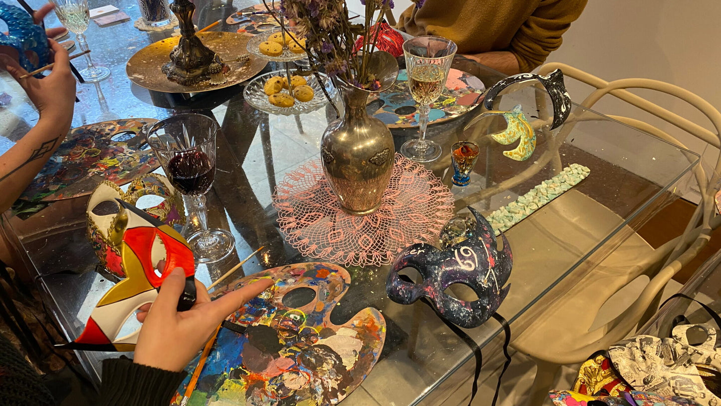 Decorate a mask with a creative aperitif in Venice