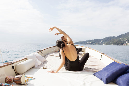 Partecipa ad una lezione di pilates in barca tra le onde di Portofino