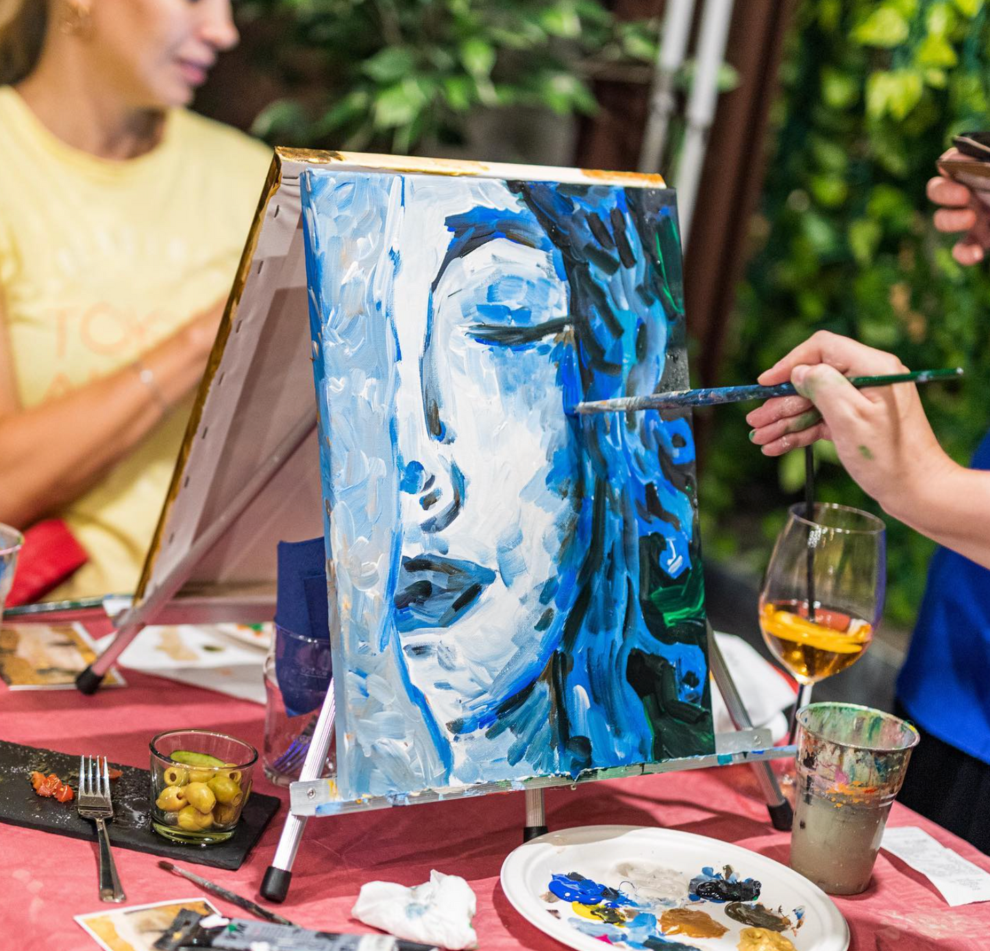 Paint watercolor flowers in an art studio in Rome