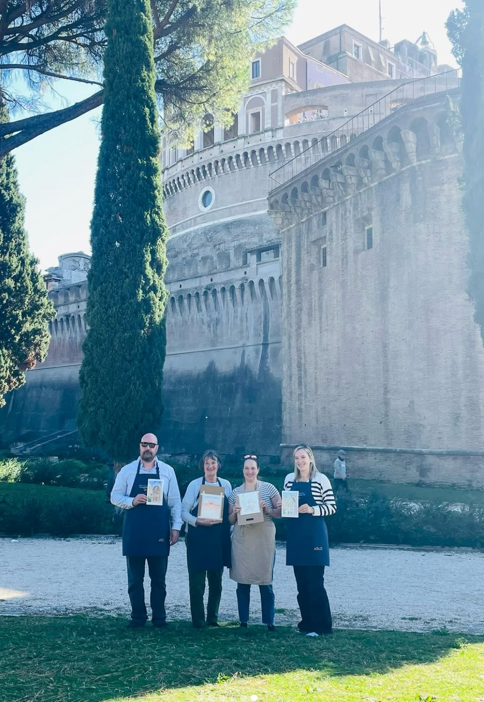 Paint Rome with an artist among urban views and iconic places and visit Castel Sant'Angelo or Villa Farnesina