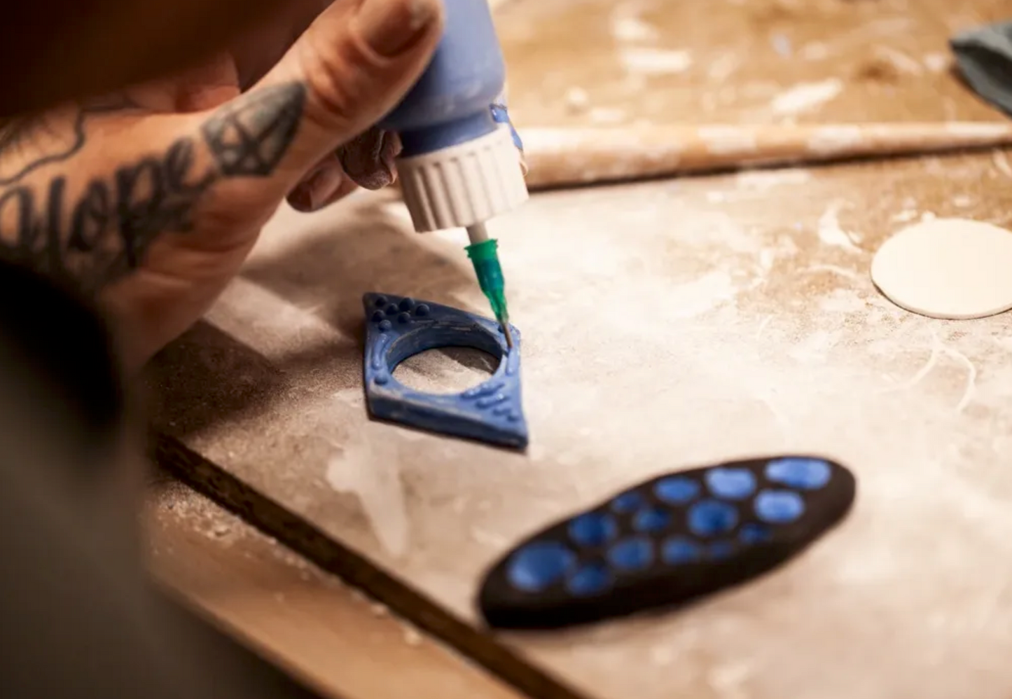 Experience ceramics with contemporary techniques in a modern studio in Milan