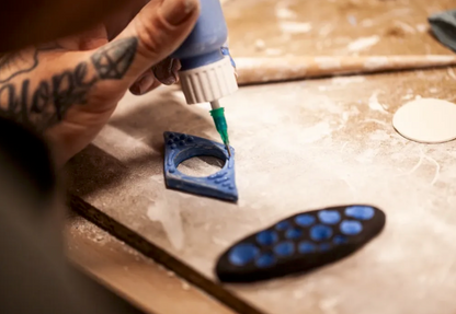 Experience ceramics with contemporary techniques in a modern studio in Milan