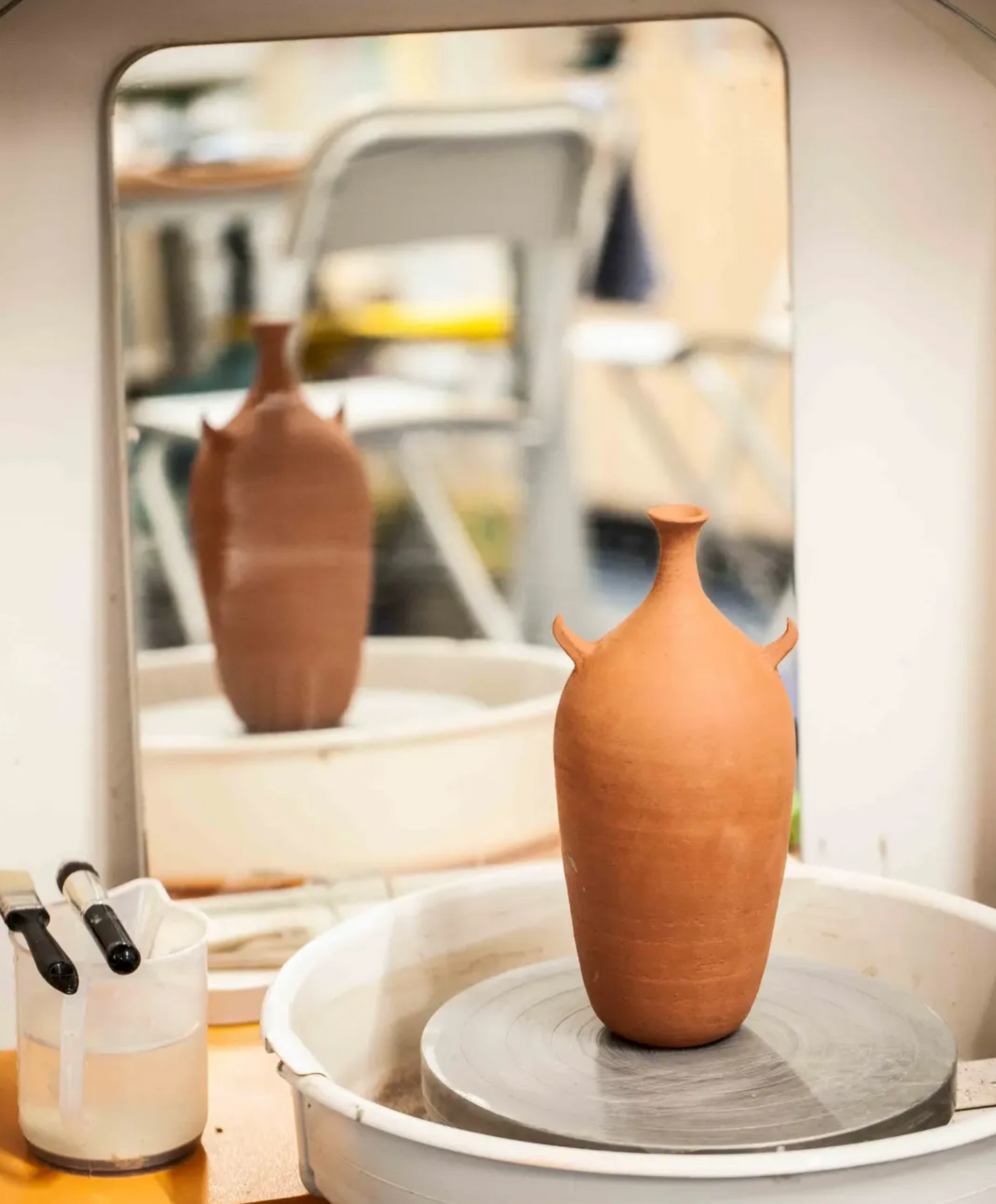 Experience ceramics with contemporary techniques in a modern studio in Milan