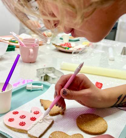 Decora cookie e cupcake con tecniche creative, in un laboratorio di pasticceria a Milano