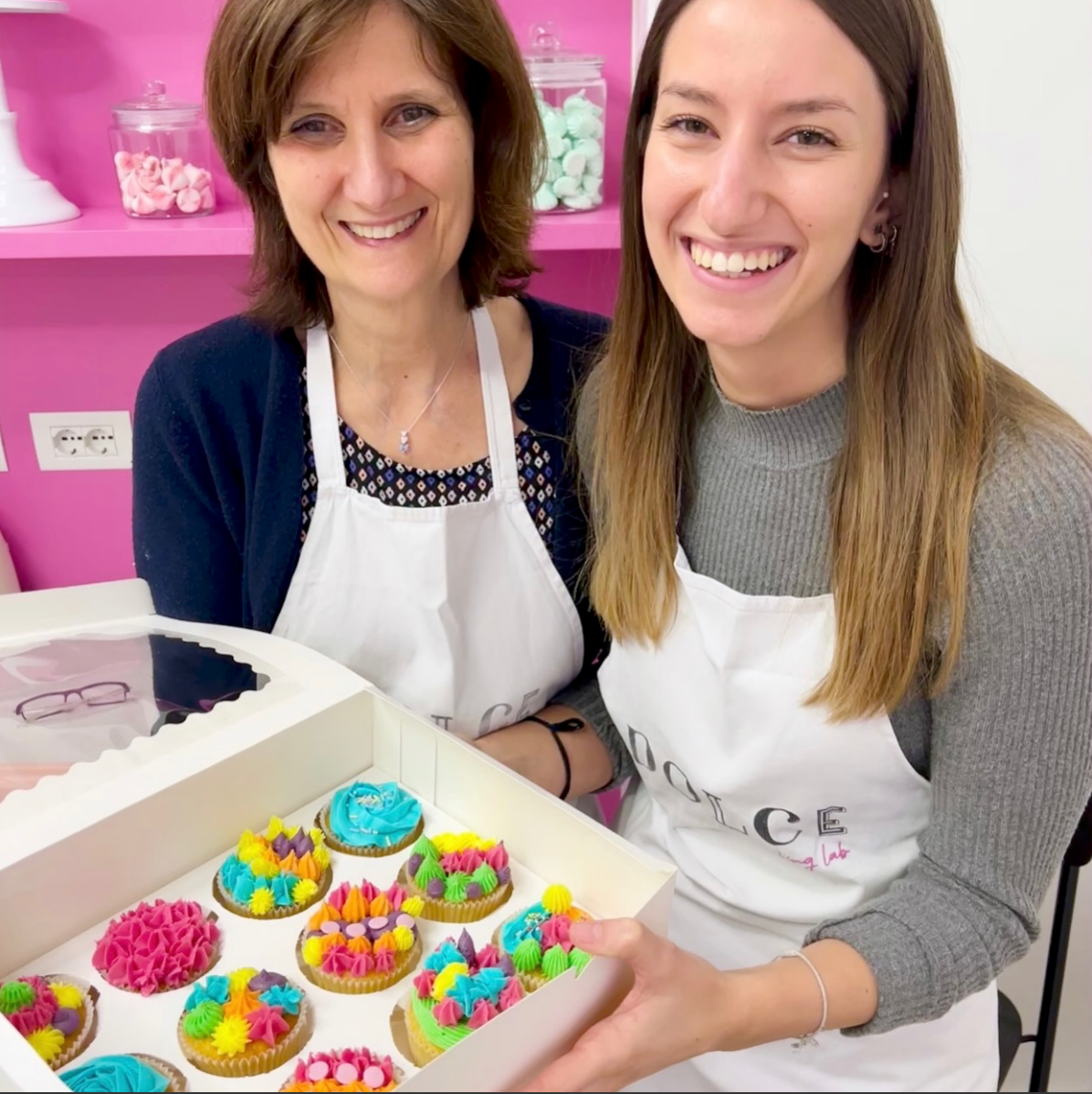 Decora cookie e cupcake con tecniche creative, in un laboratorio di pasticceria a Milano