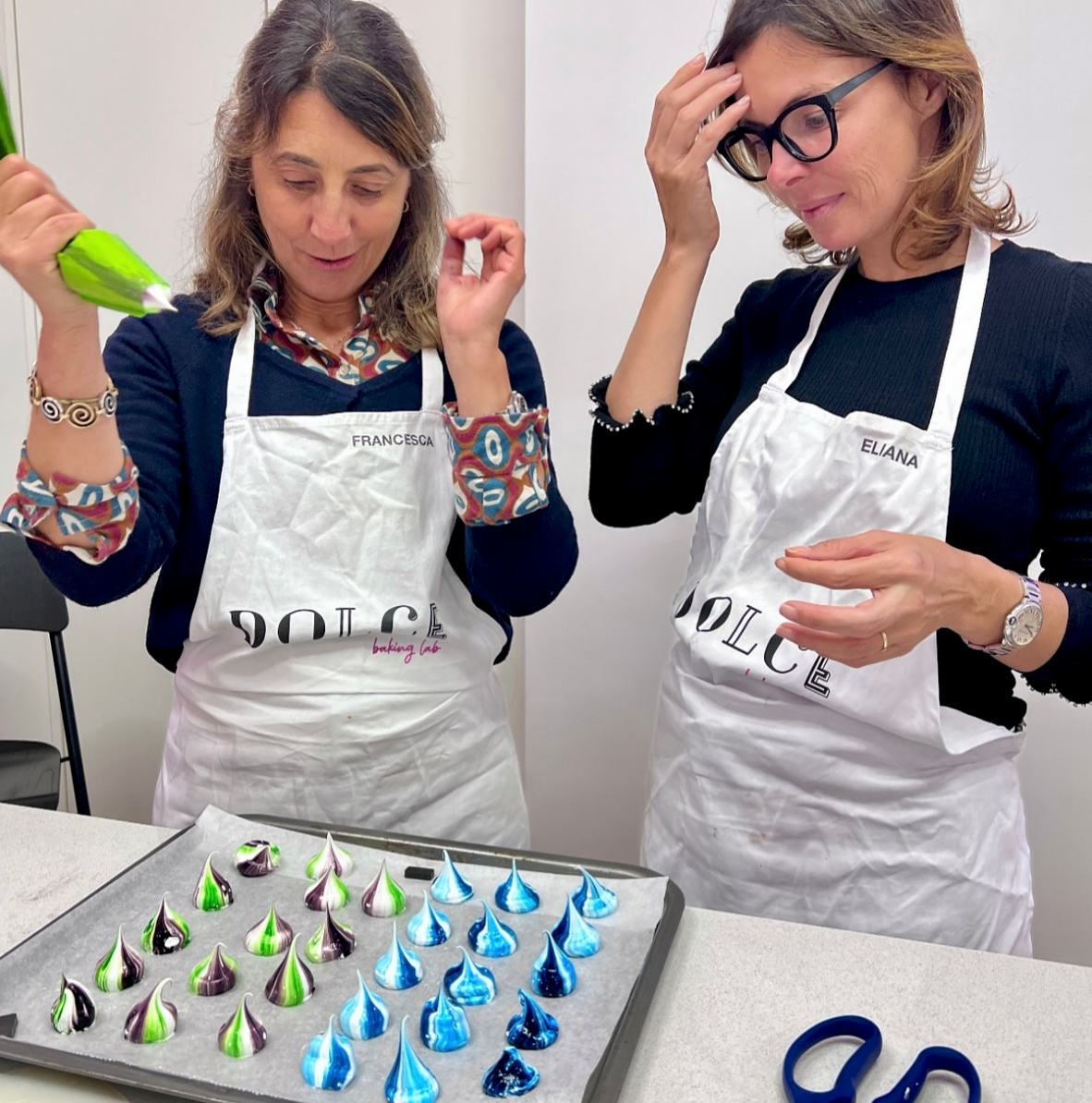Decora cookie e cupcake con tecniche creative, in un laboratorio di pasticceria a Milano