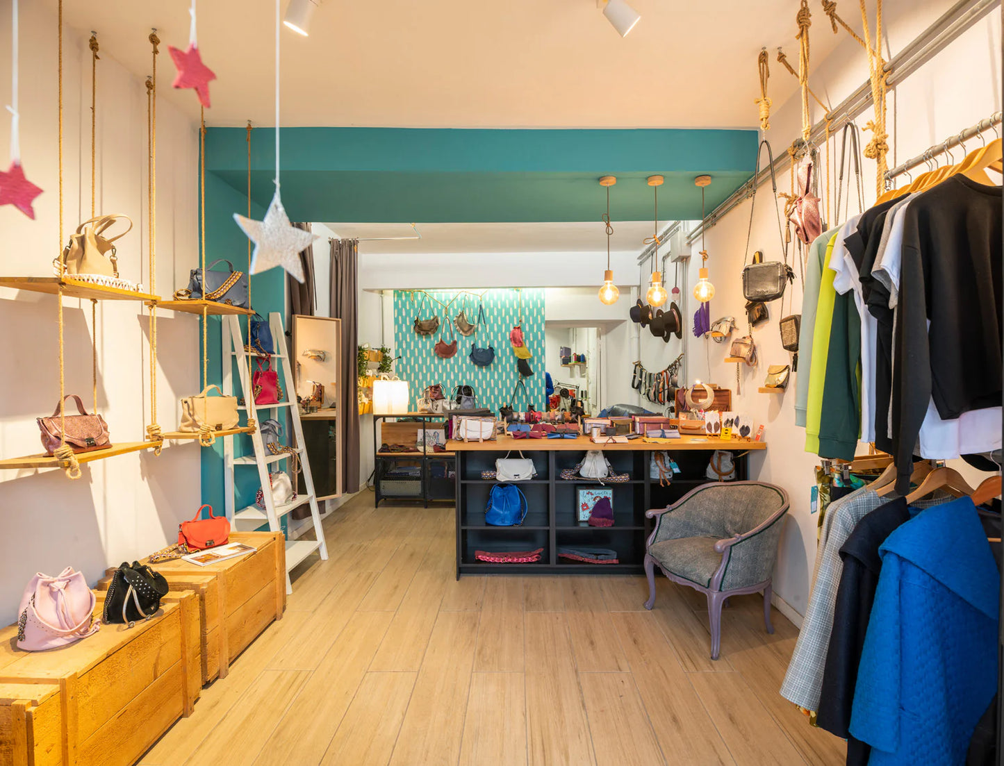 Create your own personalized leather accessory with a craftsman in Rome