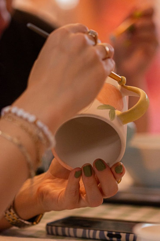 Decora un set in ceramica con un aperitivo